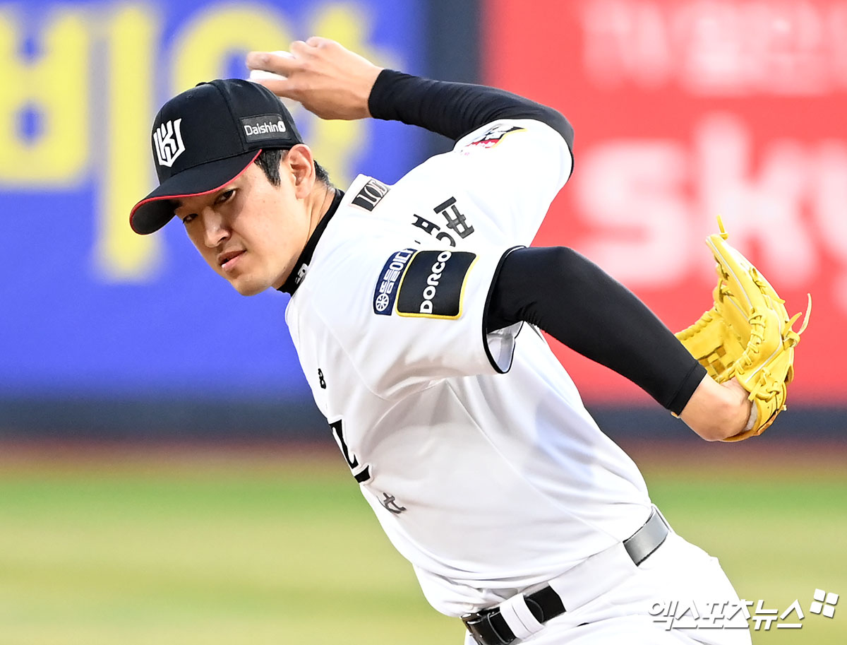 KT 투수 고영표는 17일 수원 KT위즈파크에서 열린 '2024 신한 SOL Bank KBO 리그' 두산과 주말 3연전 두 번째 경기에서 선발 등판했다. 5이닝 2실점을 기록한 뒤 마운드를 내려갔다. 그는 부상과 부진이 겹쳐 힘겨운 2024시즌을 보내고 있다. 엑스포츠뉴스 DB