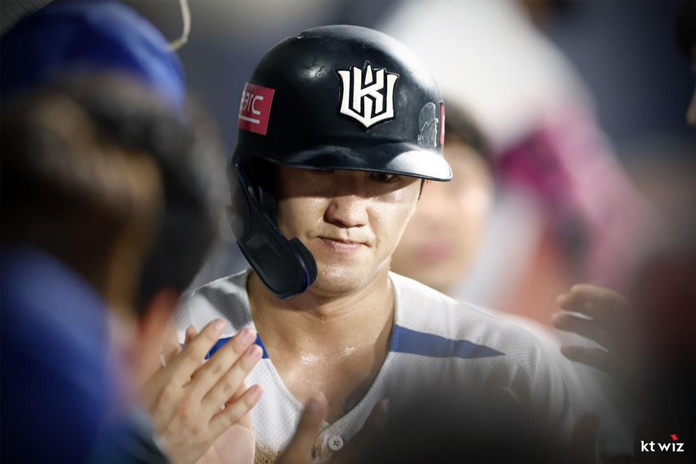 KT 외야수 김민혁은 18일 수원 KT위즈파크에서 열린 '2024 신한 SOL Bank KBO 리그' 두산과 주말 3연전 마지막 경기에서 1번타자 우익수로 선발 출전했다. 9회말 1사 후 끝내기 홈런을 쳐 KT의 5-4 승리를 이끌었다. KT 위즈