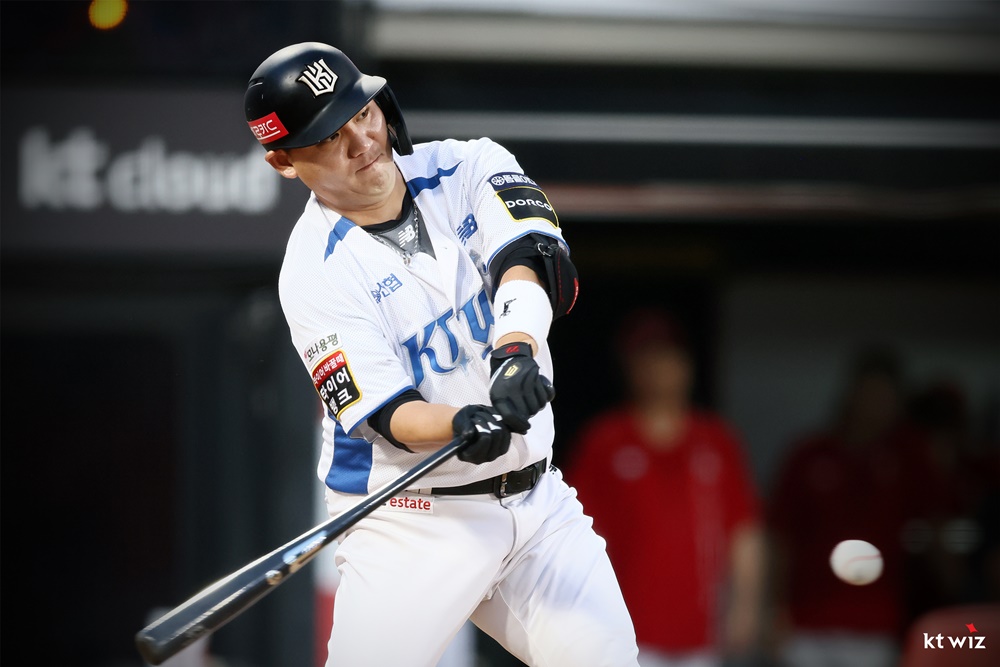 KT 포수 장성우는 18일 수원 KT위즈파크에서 열린 '2024 신한 SOL Bank KBO 리그' 두산과 주말 3연전 마지막 경기에서 3번타자 포수로 선발 출전했다. 파울 타구에서 맞은 여파에서 회복해 선발 라인업에 복귀했다. KT 위즈