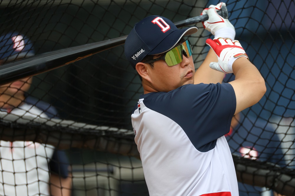 두산 포수 양의지는 18일 수원 KT위즈파크에서 열린 '2024 신한 SOL Bank KBO 리그' KT와 주말 3연전 마지막 경기에서 대타 출전을 준비한다. 직전 경기 주루 도중 가래톳 통증으로 주루와 포수 수비가 힘들다. 두산 베어스