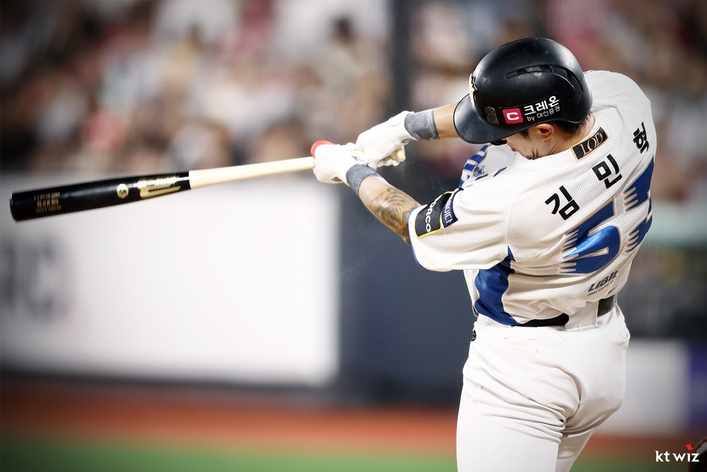 KT 외야수 김민혁은 18일 수원 KT위즈파크에서 열린 '2024 신한 SOL Bank KBO 리그' 두산과 주말 3연전 마지막 경기에서 1번타자 우익수로 선발 출전했다. 9회말 1사 후 끝내기 홈런을 쳐 KT의 5-4 승리를 이끌었다. KT 위즈