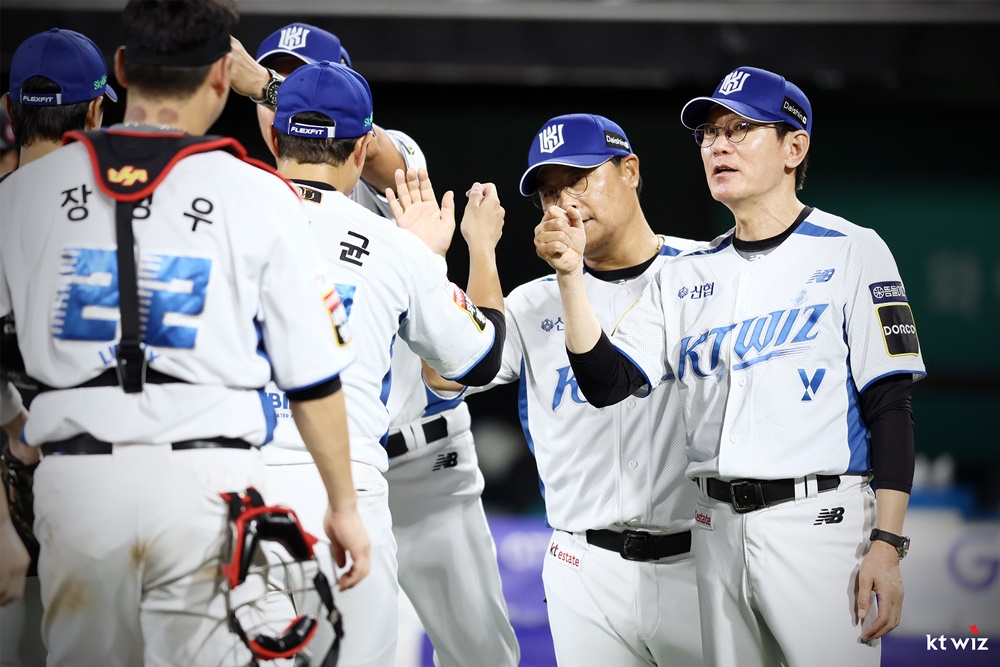 KT는 18일 수원 KT위즈파크에서 열린 '2024 신한 SOL Bank KBO 리그' 두산과 주말 3연전 마지막 경기에서 김민혁의 끝내기 홈런을 앞세워 5-4 9회말 끝내기 승리를 챙겼다. 이날 승리로 팀은 2연패는 물론, 두산전 3연패를 탈출했다. KT 위즈