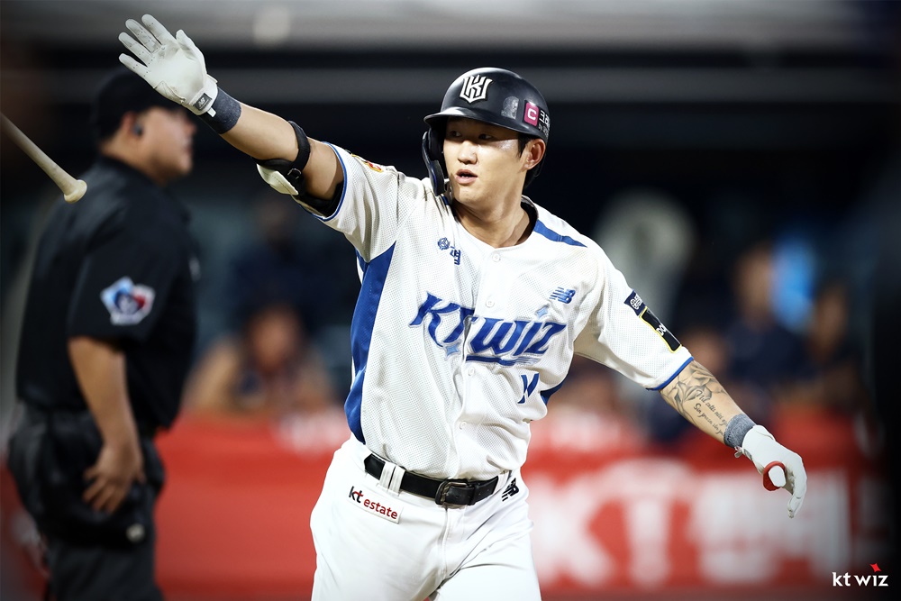 KT 외야수 김민혁은 18일 수원 KT위즈파크에서 열린 '2024 신한 SOL Bank KBO 리그' 두산과 주말 3연전 마지막 경기에서 1번타자 우익수로 선발 출전했다. 9회말 1사 후 끝내기 홈런을 쳐 KT의 5-4 승리를 이끌었다. KT 위즈