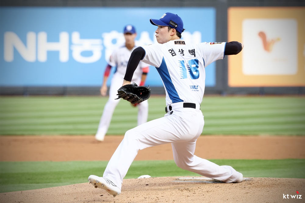 KT 투수 엄상백은 18일 수원 KT위즈파크에서 열린 '2024 신한 SOL Bank KBO 리그' 두산과 주말 3연전 마지막 경기에서 선발 등판했다. 이날 6이닝 2실점으로 호투해 팀 승리에 보탬이 됐다. KT 위즈