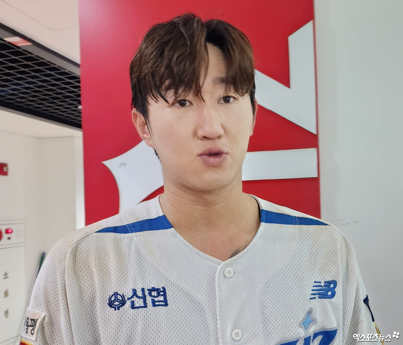 KT 외야수 김민혁은 18일 수원 KT위즈파크에서 열린 '2024 신한 SOL Bank KBO 리그' 두산과 주말 3연전 마지막 경기에서 1번타자 우익수로 선발 출전했다. 9회말 1사 후 끝내기 홈런을 쳐 KT의 5-4 승리를 이끌었다. 수원, 박정현 기자