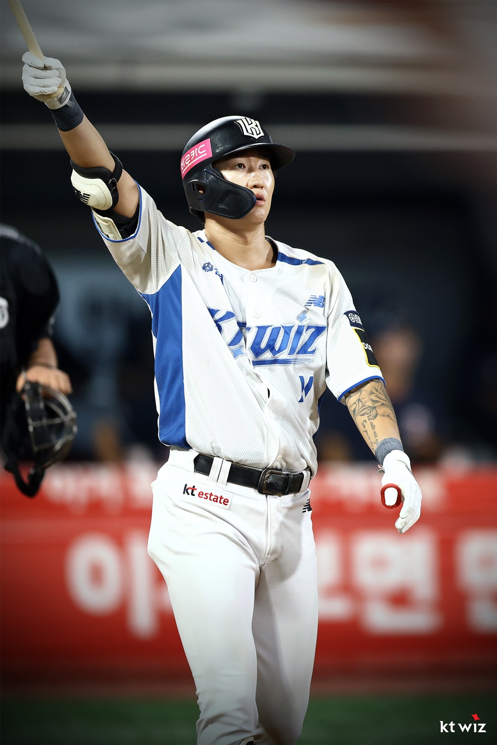 KT 외야수 김민혁은 18일 수원 KT위즈파크에서 열린 '2024 신한 SOL Bank KBO 리그' 두산과 주말 3연전 마지막 경기에서 1번타자 우익수로 선발 출전했다. 9회말 1사 후 끝내기 홈런을 쳐 KT의 5-4 승리를 이끌었다. KT 위즈