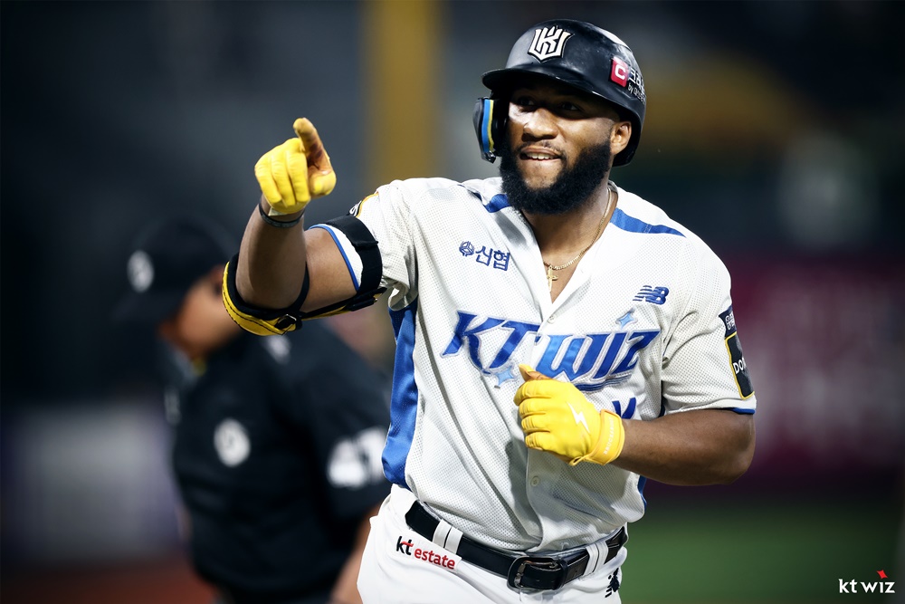 KT 외야수 로하스는 18일 수원 KT위즈파크에서 열린 '2024 신한 SOL Bank KBO 리그' 두산과 주말 3연전 마지막 경기에서 2번 지명타자로 선발 출전했다. 2회말 적시타와 5회말 홈런포로 2타점을 기록. KBO 역대 119번째 500타점 기록을 완성했다. KT 위즈