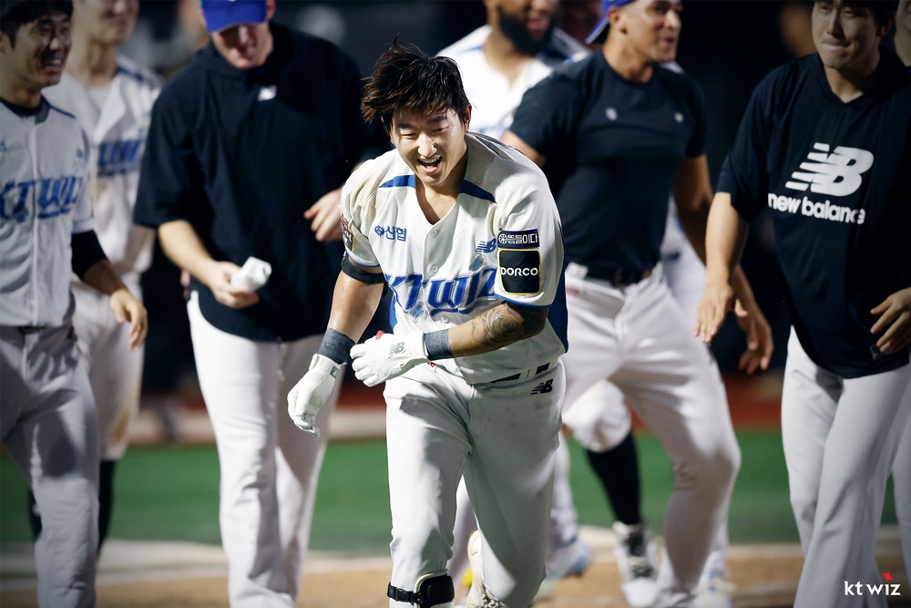 ​​KT 외야수 김민혁은 18일 수원 KT위즈파크에서 열린 '2024 신한 SOL Bank KBO 리그' 두산과 주말 3연전 마지막 경기에서 1번타자 우익수로 선발 출전했다. 9회말 1사 후 끝내기 홈런을 쳐 KT의 5-4 승리를 이끌었다. KT 위즈