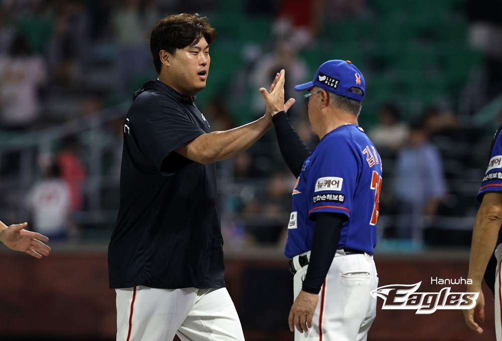 한화 투수 류현진이 SSG와 주말 시리즈 스윕 승리를 이끈 뒤 김경문 감독과 하이파이브를 하고 있다. 한화 이글스