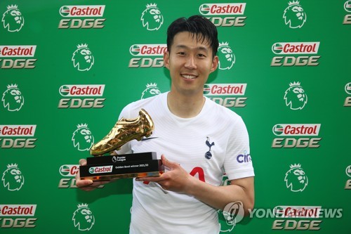 영국 현지 매체의 선택은 손흥민이었다. 손흥민이 한국 축구를 대표하는 아이콘으로 떠오른 이후 오랫동안 이어지고 있는 손흥민과 차범근, 그리고 박지성을 두고 우열을 가리는 이른바 '손·차·박 논쟁'에서 손흥민이 우위를 점했다. 박지성의 뒤로는 김민재, 이영표, 홍명보, 기성용, 황선홍, 이동국, 설기현 등 한국 축구를 대표했던 선수들이 이름을 올렸다. 사진 연합뉴스