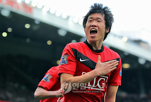 영국 현지 매체의 선택은 손흥민이었다. 손흥민이 한국 축구를 대표하는 아이콘으로 떠오른 이후 오랫동안 이어지고 있는 손흥민과 차범근, 그리고 박지성을 두고 우열을 가리는 이른바 '손·차·박 논쟁'에서 손흥민이 우위를 점했다. 박지성의 뒤로는 김민재, 이영표, 홍명보, 기성용, 황선홍, 이동국, 설기현 등 한국 축구를 대표했던 선수들이 이름을 올렸다. 사진 연합뉴스