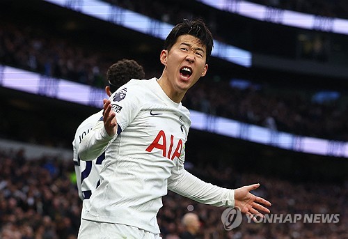 외부에서 바라본 한국 축구 역대 최고의 선수는 손흥민이었다. 손·차·박 논쟁에서 손을 담당하고 있는 손흥민은 한국 축구의 선구자 역할을 했던 차범근 전 축구대표팀 감독과 박지성을 제치고 영국 현지 매체에서 선정한 한국 축구 역대 최고의 선수로 선정됐다. 차범근은 2위, 박지성은 3위였다. 사진 연합뉴스