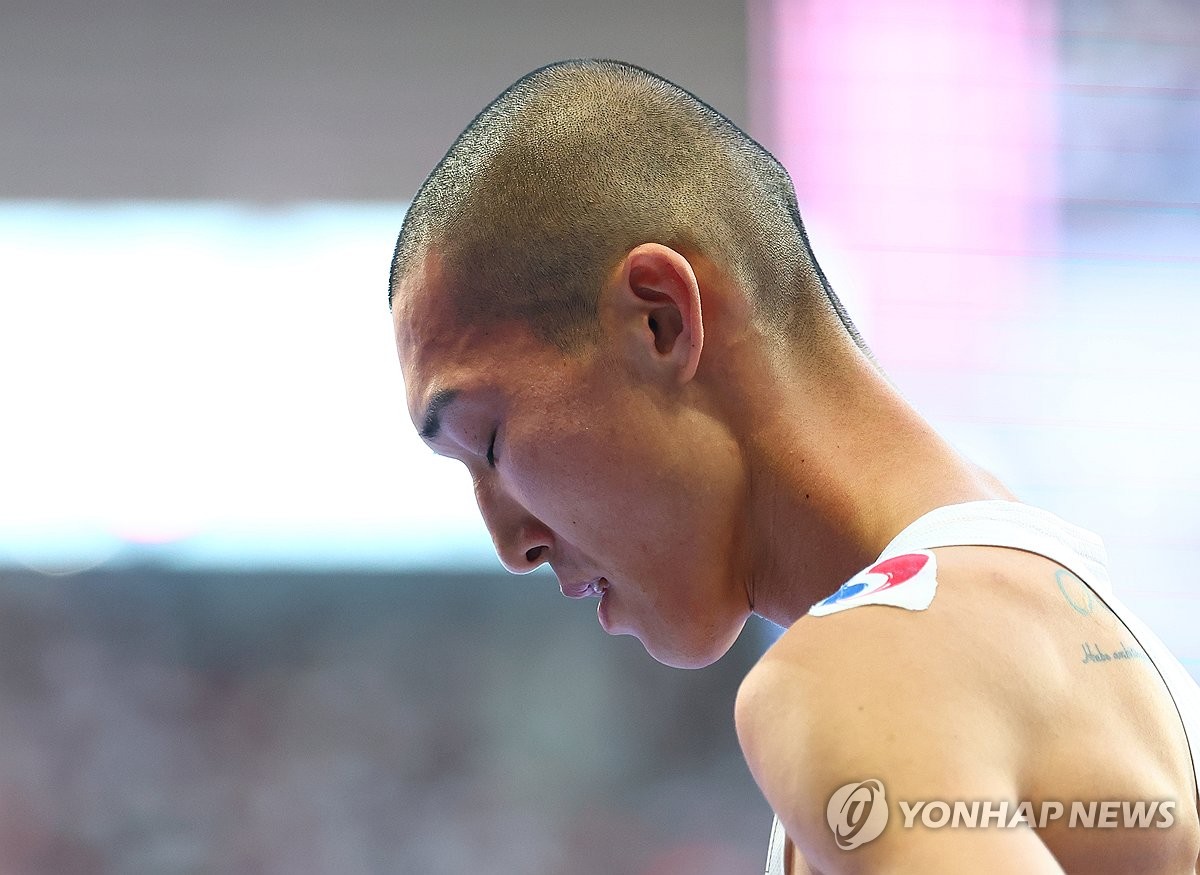 (파리=연합뉴스) 김도훈 기자 = 10일(현지시간) 프랑스 파리 스타드 드 프랑스에서 열린 2024 파리올림픽 육상 남자 높이뛰기 결선에 출전한 한국의 우상혁이 2m31 3차 시기에 앞서 초조함을 감추지 못하고 있다. 2024.8.11