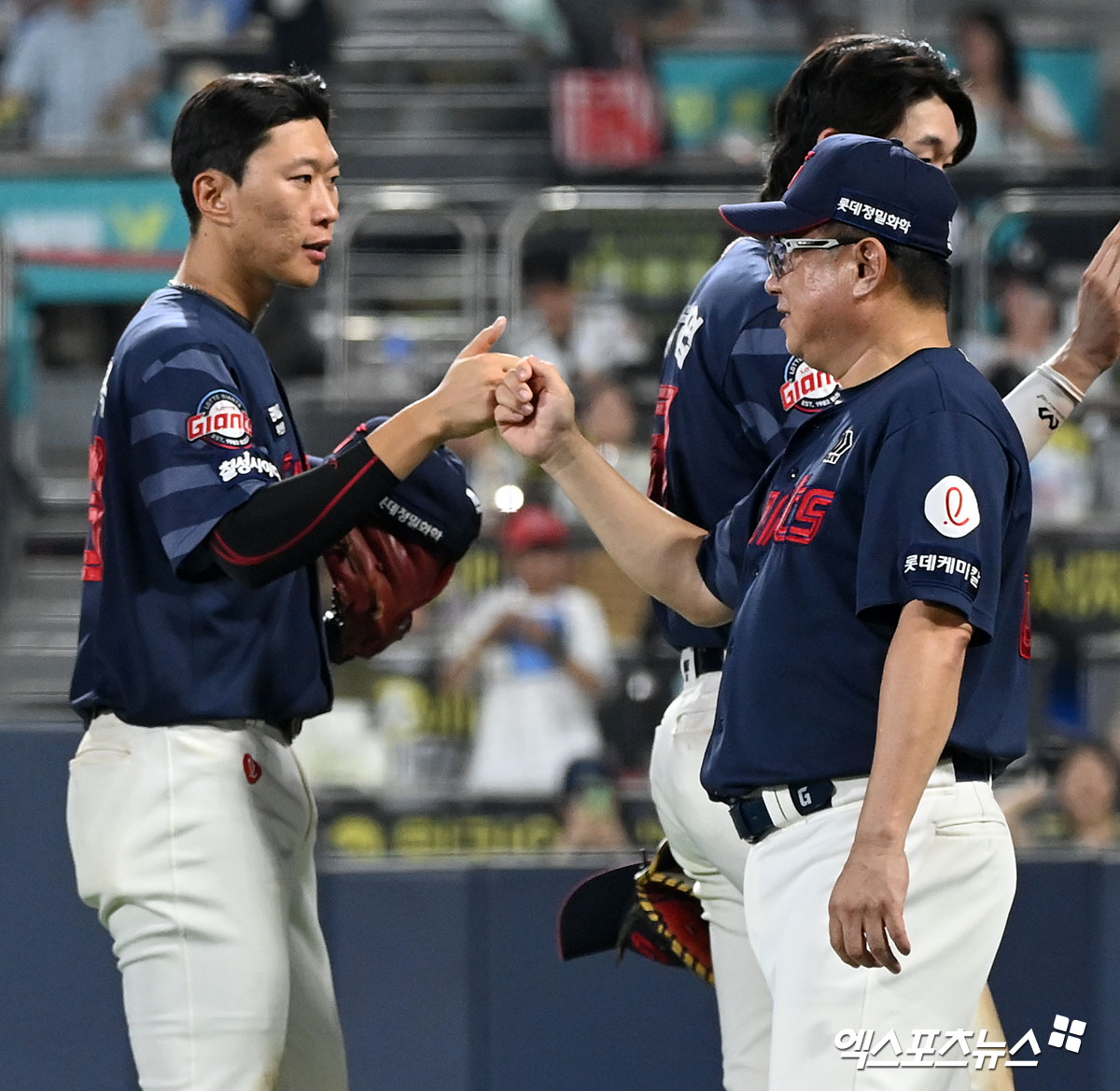 10일 오후 수원KT위즈파크에서 열린 '2024 신한 SOL Bank KBO리그' 롯데 자이언츠와 KT 위즈의 경기, 롯데가 KT에 2:0으로 승리했다.  이날 경기에서 승리한 롯데 김태형 감독이 박승욱과 함께 기뻐하고 있다. 엑스포츠뉴스 DB