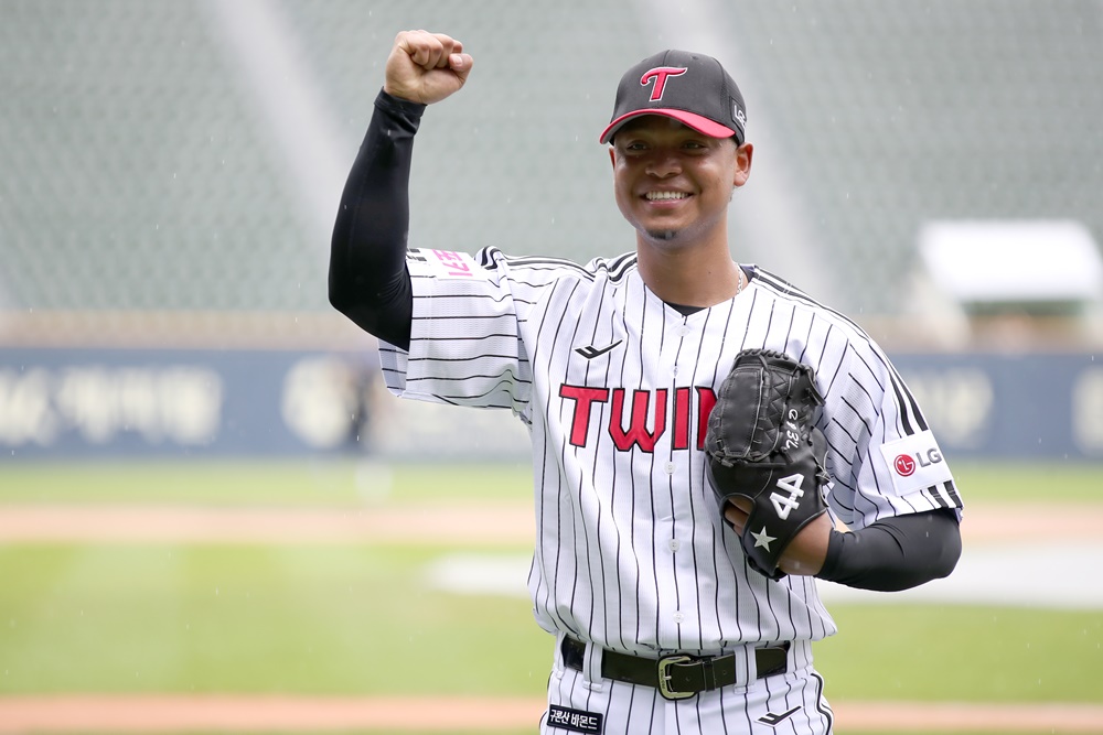 LG 투수 에르난데스는 20일 잠실구장에서 열린 '2024 신한 SOL Bank KBO 리그' SSG와 주중 3연전 첫 번째 경기에서 선발 등판했다. 이날 4이닝 2실점을 기록하며 일찌감치 마운드를 내려왔다. LG 트윈스