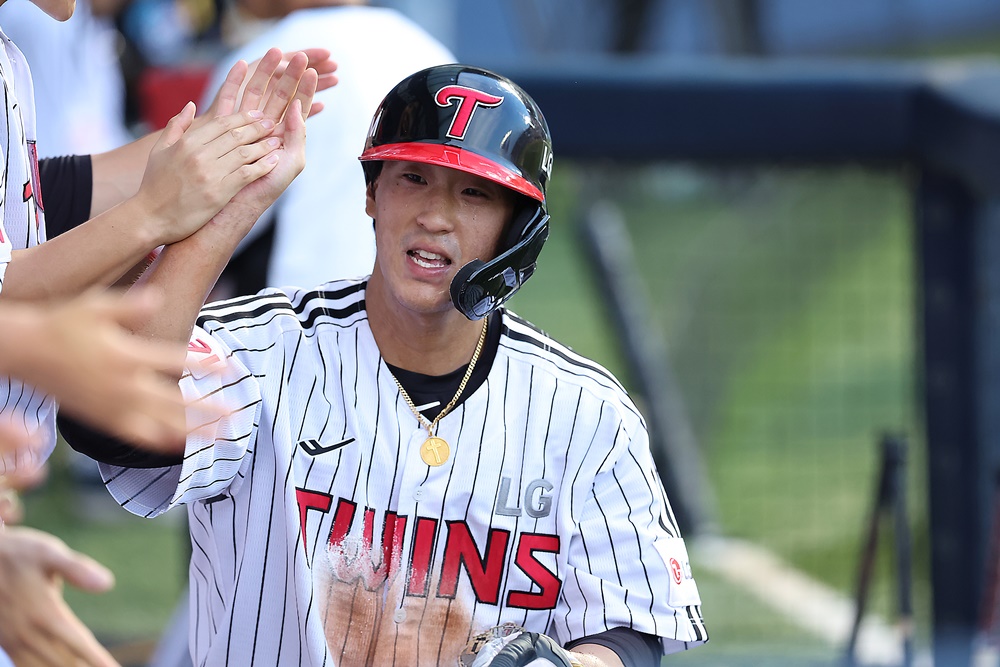 LG 내야수 송찬의는 20일 잠실구장에서 열린 '2024 신한 SOL Bank KBO 리그' SSG와 주중 3연전 첫 번째 경기에서 9번타자 좌익수로 선발 출전한다. 염경엽 LG 감독은 송찬의에게 일주일간 기회를 주려 한다. LG 트윈스