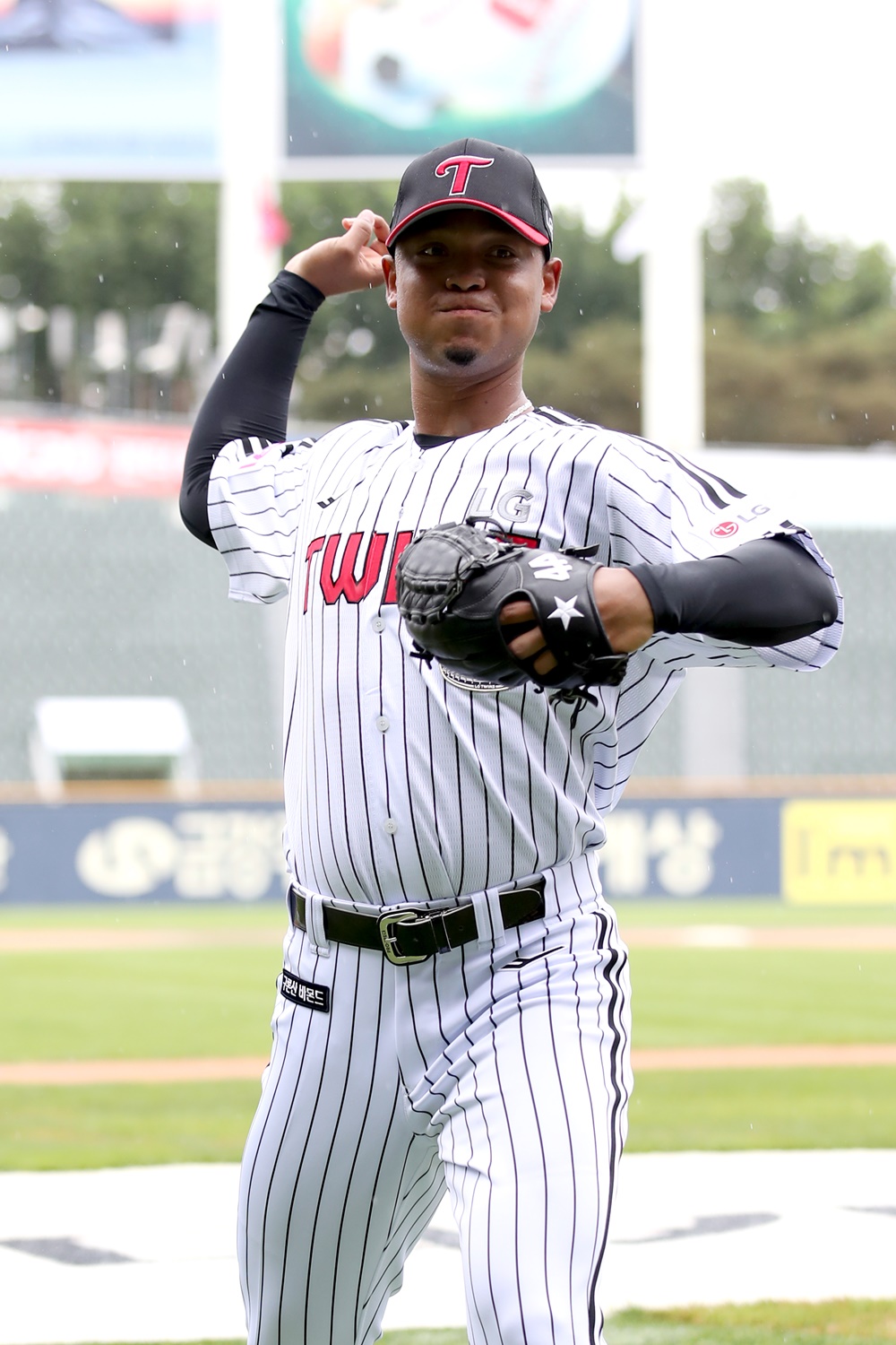 LG 투수 에르난데스는 20일 잠실구장에서 열린 '2024 신한 SOL Bank KBO 리그' SSG와 주중 3연전 첫 번째 경기에서 선발 등판했다. 이날 4이닝 2실점을 기록하며 일찌감치 마운드를 내려왔다. LG 트윈스