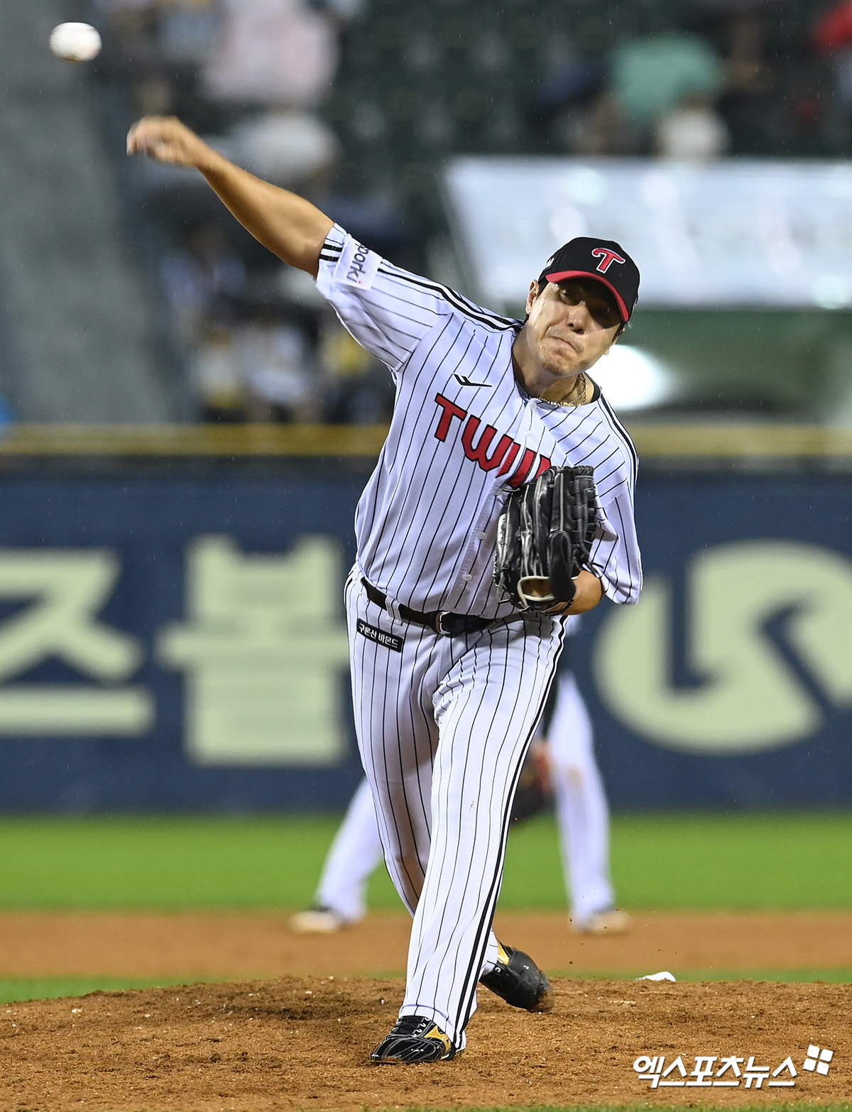 LG 투수 김진성은 20일 잠실구장에서 열린 '2024 신한 SOL Bank KBO 리그' SSG와 주중 3연전 첫 번째 경기에서 6회말 2사 만루에서 구원 등판했다. 이날 1⅓이닝 무실점으로 팀 승리에 힘을 보탰다. 엑스포츠뉴스 DB