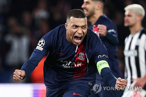 킬리안 음바페와 파리 생제르맹(PSG)의 관계는 틀어질 대로 틀어졌다. 지난 시즌에 앞서 PSG와 한 차례 갈등을 일으켰던 음바페가 이번에는 미지급 급여를 받기 위해 전 소속팀 PSG를 상대로 법적 절차까지 준비하고 있는 것으로 알려졌다. PSG의 잘못이 인정될 경우 PSG는 챔피언스리그 참가 금지 및 이적시장 활동 금지 등의 징계를 받을 수 있다. 사진 연합뉴스