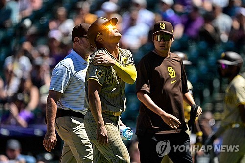 샌디에이고 파드리스 내야수 김하성이 지난 19일 미국 메이저리그 콜로라도 로키스와의 경기에서 어깨에 이상을 느낀 뒤 교체되고 있다. 김하성은 가벼운 어깨 염증으로 21일 부상자 명단에 올랐다. 메이저리그 진출 후 처음이다. 그럼에도 FA 계약 전망에서 좋은 평가를 받았다. AFP/연합뉴스