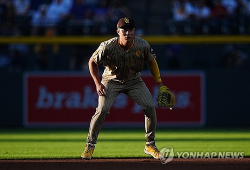 샌디에이고 파드리스 내야수 김하성이 미국 메이저리그 정규시즌 경기에 출전해 수비를 준비하고 있다. 김하성은 가벼운 어깨 염증으로 21일 부상자 명단에 올랐다. 메이저리그 진출 후 처음이다. 그럼에도 FA 계약 전망에서 좋은 평가를 받았다. REUTERS/연합뉴스