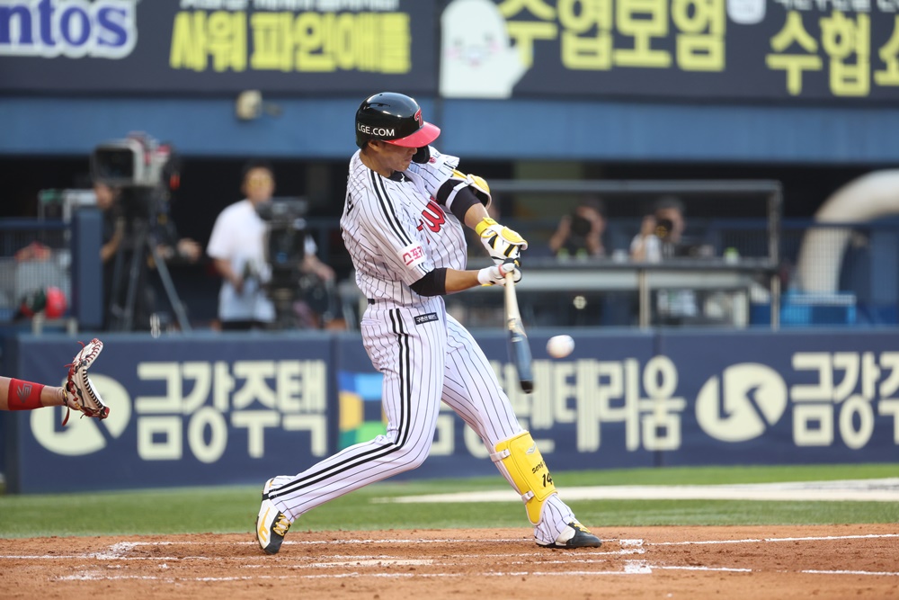 LG 내야수 송찬의는 20일 잠실구장에서 열린 '2024 신한 SOL Bank KBO 리그' SSG와 주중 3연전 첫 번째 경기에서 9번타자 좌익수로 선발 출전했다. 염경엽 LG 감독은 송찬의에게 일주일간 기회를 주려 한다. LG 트윈스 