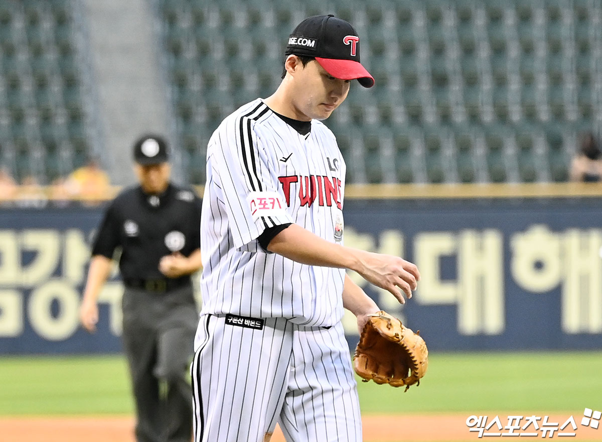 LG 투수 임찬규는 21일 잠실구장에서 열린 '2024 신한 SOL Bank KBO 리그' SSG와 주중 3연전 두 번째 경기에서 선발 등판했다. 이날 6이닝 1실점으로 호투했으나 승리와 인연을 맺지 못했다. 잠실, 김한준 기자