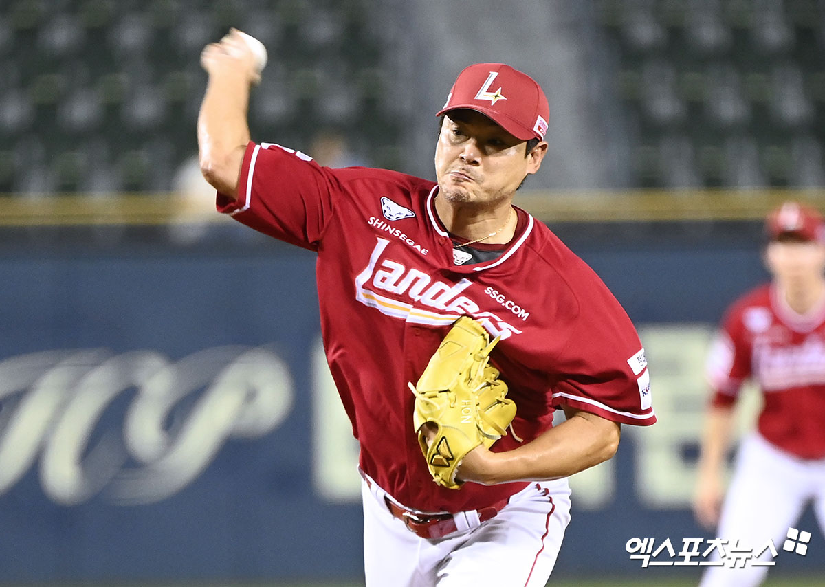 SSG 투수 노경은은 21일 잠실구장에서 열린 '2024 신한 SOL Bank KBO 리그' LG와 주중 3연전 두 번째 경기에서 8회말 구원 등판했다. 1이닝 무실점으로 호투하며 팀 승리에 힘을 보탰다. 잠실, 김한준 기자