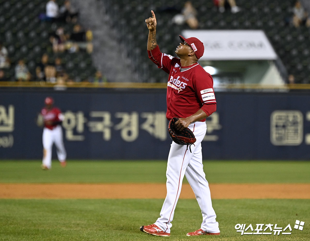  SSG 투수 엘리아스는 21일 잠실구장에서 열린 '2024 신한 SOL Bank KBO 리그' LG와 주중 3연전 두 번째 경기에서 선발 등판했다. 이날 7이닝 무실점으로 깔끔한 투구를 선보여 팀 승리에 힘을 보탰다. 동시에 시즌 4승을 챙겼다. 잠실, 김한준 기자