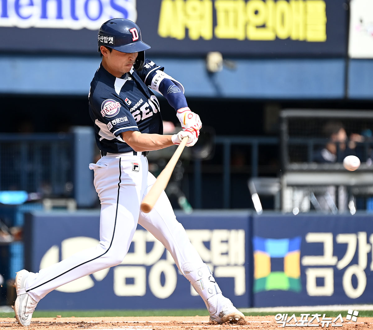 두산 베어스 이유찬이 정규시즌 경기에서 타격하고 있다. 엑스포츠뉴스 DB