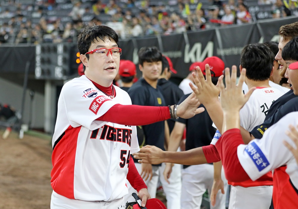 KIA 투수 양현종이 8월 21일 광주 롯데전에서 KBO 통산 최다 탈삼진 기록을 달성한 뒤 팀 동료들의 축하를 받고 있다. KIA 타이거즈