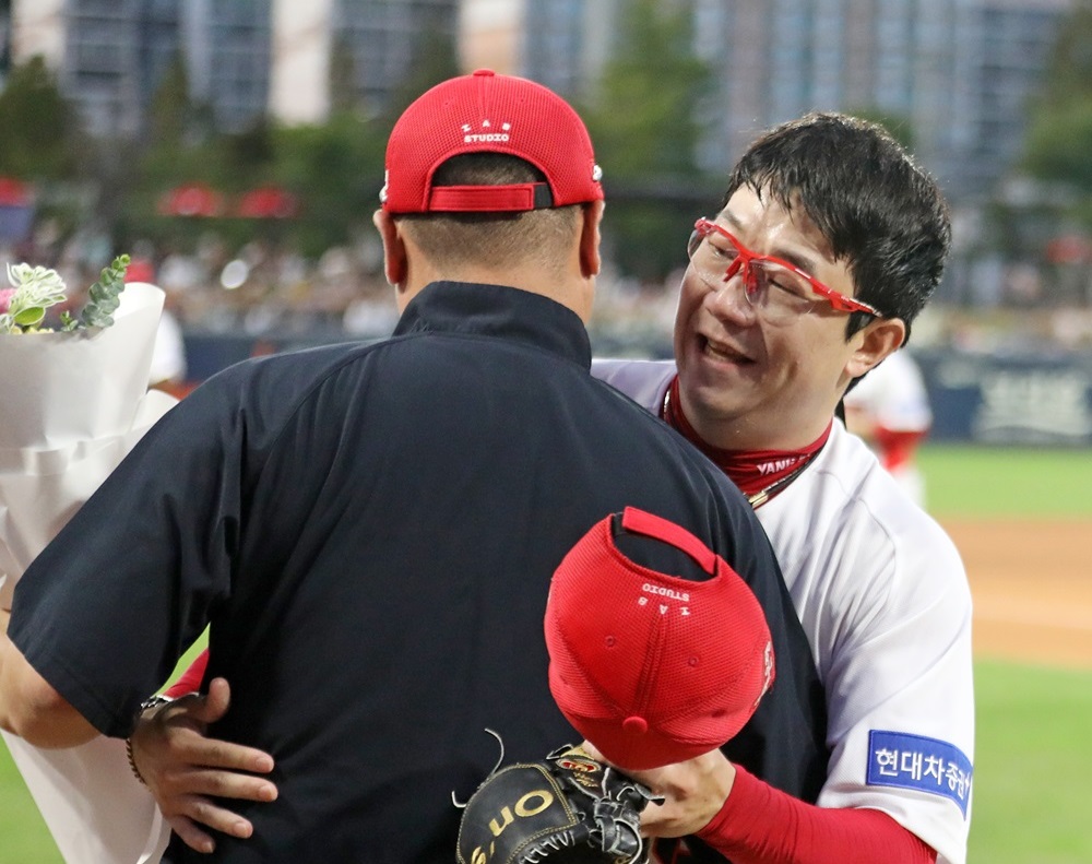 KIA 이범호 감독과 투수 양현종이 개인 통산 최다 탈삼진 신기록 달성을 서로 축하하고 있다. KIA 타이거즈