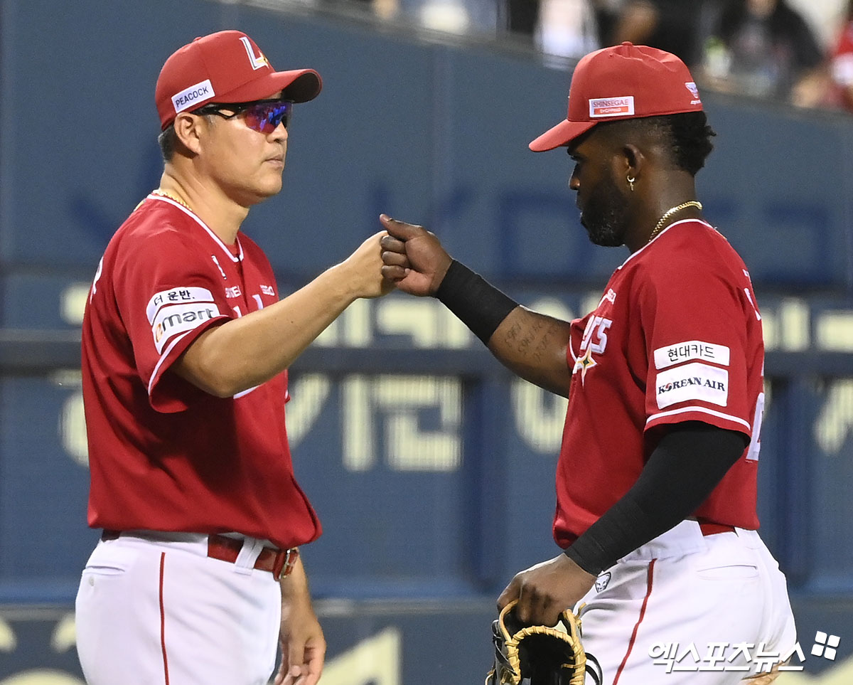 SSG 외야수 에레디아(오른쪽)는 21일 잠실구장에서 열린 '2024 신한 SOL Bank KBO 리그' LG와 주중 3연전 두 번째 경기에서 4번타자 좌익수로 선발 출전했다. 1회초 1타점 적시타를 쳐 결승타를 때려냈다. 잠실, 김한준 기자