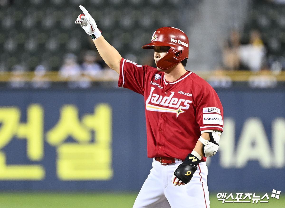 SSG 내야수 김성현은 21일 잠실구장에서 열린 '2024 신한 SOL Bank KBO 리그' LG와 주중 3연전 두 번째 경기에서 7회초 대타로 출전했다. 2사 2루에서 1타점 적시타를 쳐 팀 공격에 활력을 불어넣었다. 잠실, 김한준 기자