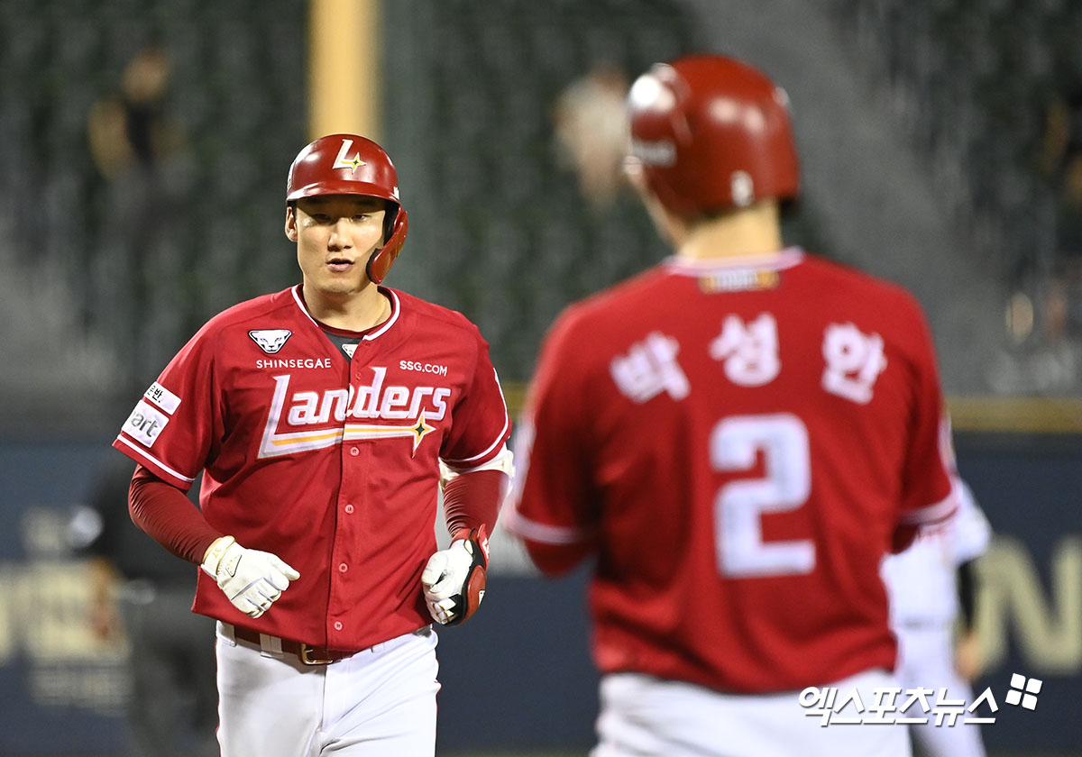 SSG 외야수 오태곤(왼쪽)은 21일 잠실구장에서 열린 '2024 신한 SOL Bank KBO 리그' LG와 주중 3연전 두 번째 경기에서 7회초 대타로 출전했다. 9회초 LG의 추격 의지를 꺾는 2점 홈런을 쳐 공격에 활력을 불어넣었다. 잠실, 김한준 기자