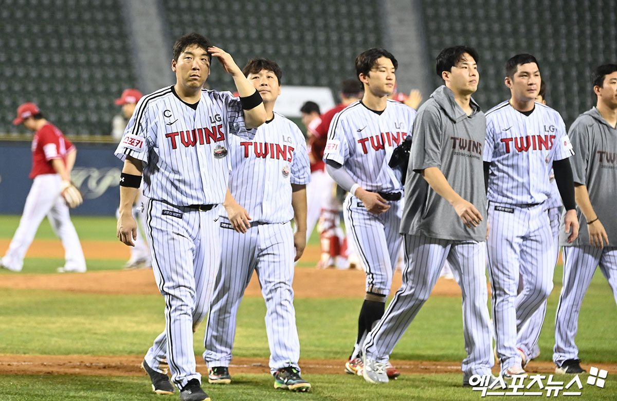 LG는 21일 잠실구장에서 열린 '2024 신한 SOL Bank KBO 리그' SSG와 주중 3연전 두 번째 경기에서 1-5로 패했다. 팀은 경기 후반 구원진이 추가 실점하며 추격의 동력을 잃었다. 잠실, 김한준 기자