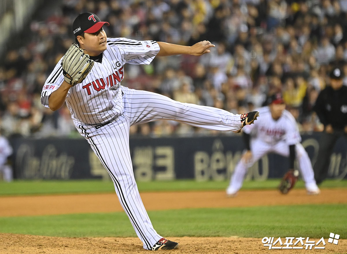 LG 투수 이우찬은 21일 잠실구장에서 열린 '2024 신한 SOL Bank KBO 리그' SSG와 주중 3연전 두 번째 경기에서 9회초 구원 등판했다. ⅔이닝 1실점으로 경기를 마무리했다. 엑스포츠뉴스 DB