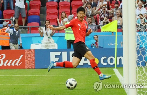 한국 축구에 '카잔의 기적'을 선물했던 월드클래스 골키퍼 마누엘 노이어가 독일 대표팀 은퇴를 선언했다. 노이어는 22일(한국시간) 자신의 소셜네트워크서비스(SNS)에 영상을 올려 대표팀에서 물러나겠다는 뜻을 알렸다. 한국 축구 팬들에게는 2018 러시아 월드컵 당시 '카잔의 기적'을 선물한 선수로 유명하다. 후반 추가시간 김영권의 선제골로 앞서가던 대표팀은 노이어의 공을 빼앗은 주세종의 패스를 손흥민이 전력질주해 빈 골대에 마무리 해 2-0 완승을 거뒀다. 연합뉴스