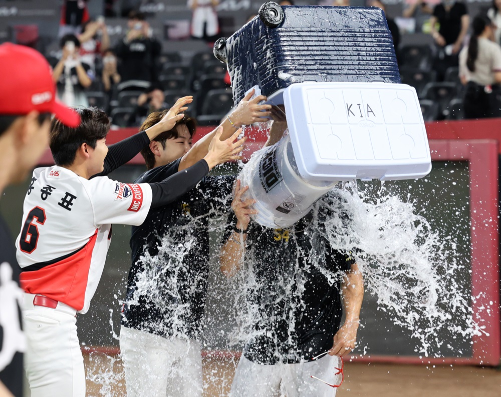 21일 광주기아챔피언스필드에서 열린 프로야구 롯데 자이언츠와 KIA 타이거즈의 경기. 이날 KBO 역대 최다 탈삼진 달성 기록을 세운 KIA 양현종이 경기 후 동료의 축하 세리머니를 받고 있다. 연합뉴스