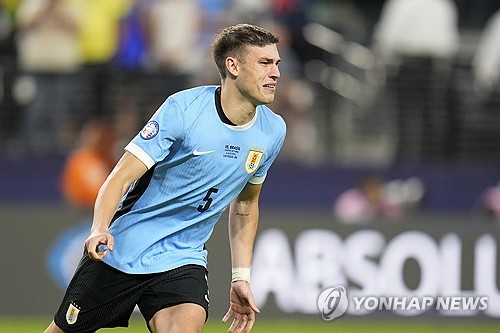 영국 매체 이브닝 스탠다드는 22일(한국시간) 맨체스터 유나이티드가 PSG 미드필더 마누엘 우가르테를 5100만 파운드(약 894억원)에 영입하는데 가까워졌다고 보도했다. 우루과이 미드필더 우가르테는 지난해 여름 이강인과 함께 PSG에 입단했지만 1년 만에 이적을 목전에 뒀다. 연합뉴스