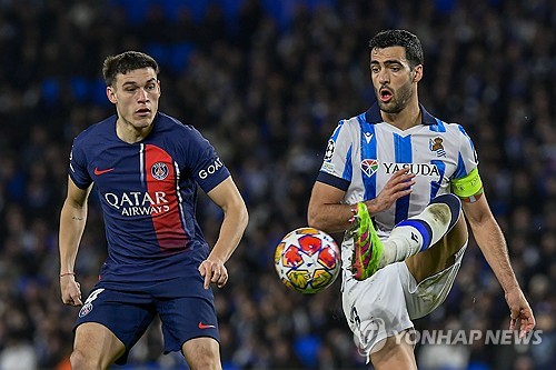 영국 매체 이브닝 스탠다드는 22일(한국시간) 맨체스터 유나이티드가 PSG 미드필더 마누엘 우가르테를 5100만 파운드(약 894억원)에 영입하는데 가까워졌다고 보도했다. 우루과이 미드필더 우가르테는 지난해 여름 이강인과 함께 PSG에 입단했지만 1년 만에 이적을 목전에 뒀다. 연합뉴스