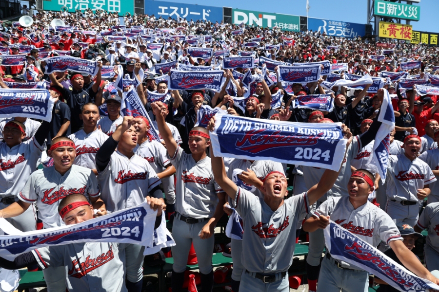 한국계 민족학교 교토국제고등학교가 23일 일본 효고현 니시노미야시의 고시엔 구장에서 열린 제 106회 일본 전국고교야구선수권대회 결승에서 연장 10회 접전 끝에 간토다이이치고를 2-1로 제압하고 정상에 올라섰다. 교토국제고 학생들이 응원을 펼치고 있다. 교도통신 연합뉴스