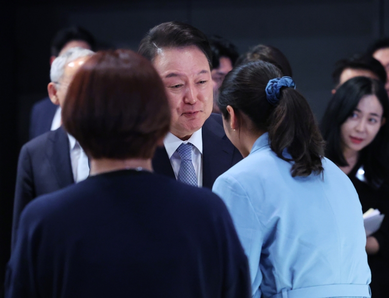 윤석열 대통령이 22일 서울 한 호텔에서 열린 '2024 파리올림픽 선수단 격려 행사'에서 배드민턴 금메달리스트 안세영과 인사하고 있다. 연합뉴스