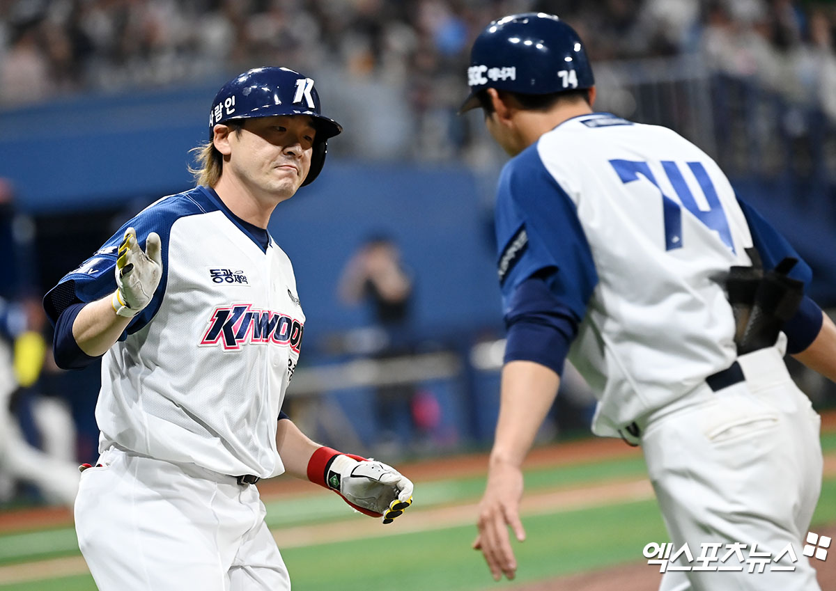 13일 오후 서울 구로구 고척스카이돔에서 열린 '2024 신한 SOL Bank KBO리그' 롯데 자이언츠와 키움 히어로즈의 경기, 7회말 2사 1,2루 키움 이형종이 스리런 홈런을 날린 후 그라운드를 돌고 있다. 엑스포츠뉴스 DB