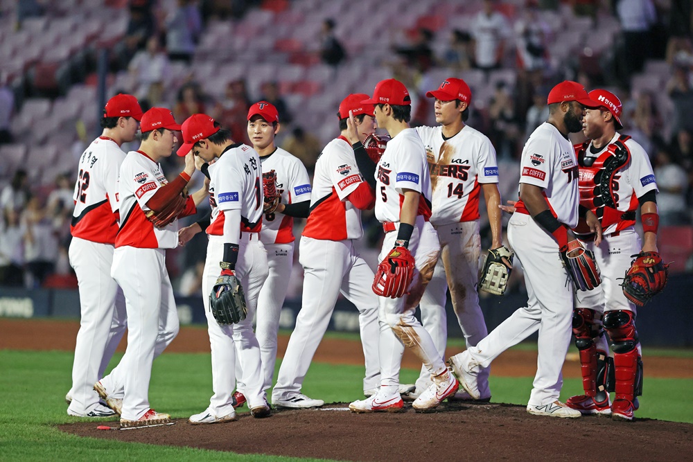 KIA는 22일 광주 KIA챔피언스필드에서 열린 '2024 신한 SOL Bank KBO 리그' 롯데와 주중 3연전 마지막 경기에서 6-4로 승리했다. 이날 승리로 롯데전 약세를 이겨내며 위닝시리즈를 확정했다. KIA 타이거즈