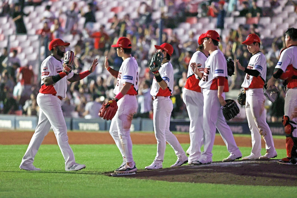 KIA는 22일 광주 KIA챔피언스필드에서 열린 '2024 신한 SOL Bank KBO 리그' 롯데와 주중 3연전 마지막 경기에서 6-4로 승리했다. 이날 승리로 롯데전 약세를 이겨내며 위닝시리즈를 확정했다. KIA 타이거즈