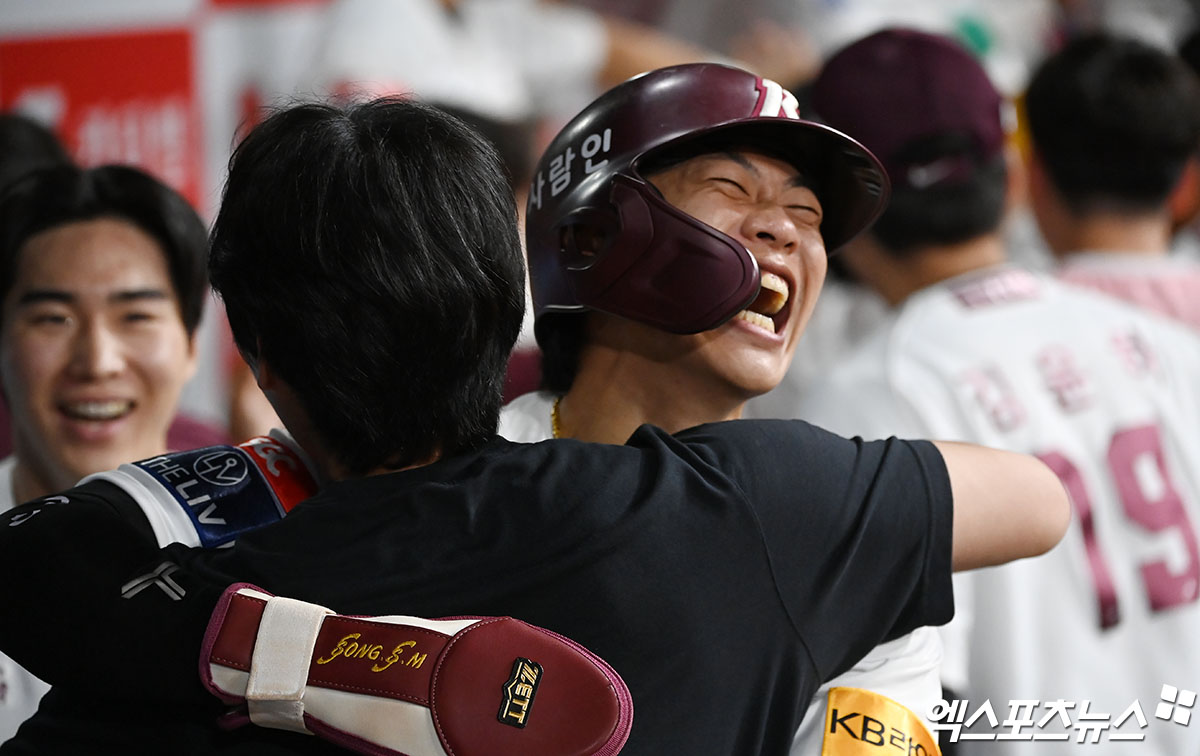 27일 오후 서울 구로구 고척스카이돔에서 열린 '2024 신한 SOL Bank KBO리그' KIA 타이거즈와 키움 히어로즈의 경기, 8회말 2사 만루 키움 송성문이 고영우의 3타점 3루타때 득점에 성공한 후 기뻐하고 있다. 엑스포츠뉴스 DB