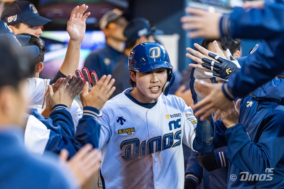 NC 외야수 김성욱은 23일 창원 NC파크에서 열린 '2024 신한 SOL Bank KBO 리그' KIA와 주말 3연전 첫 번째 경기에서 6번타자 우익수로 선발 출전했다. 6회말 3점 홈런을 쳐 KIA에 KO 펀치를 날렸다. NC 다이노스