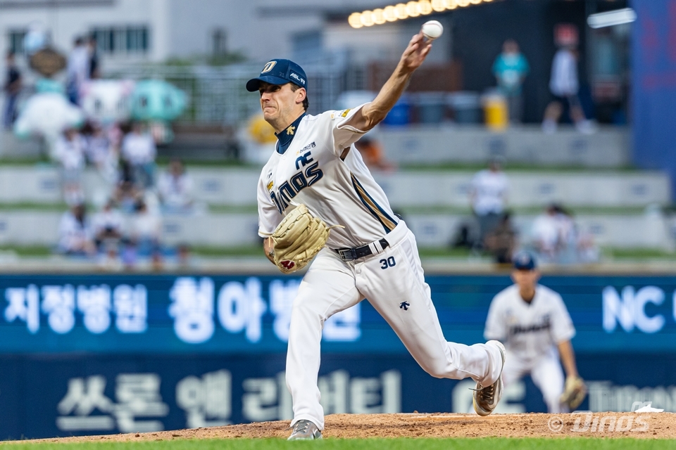 NC 투수 하트는 23일 창원 NC파크에서 열린 '2024 신한 SOL Bank KBO 리그' KIA와 주말 3연전 첫 번째 경기에서 선발 등판했다. 감기 몸살 이후 첫 등판에도 5이닝 1실점으로 호투하며 시즌 11승(2패)을 챙겼다. NC 다이노스