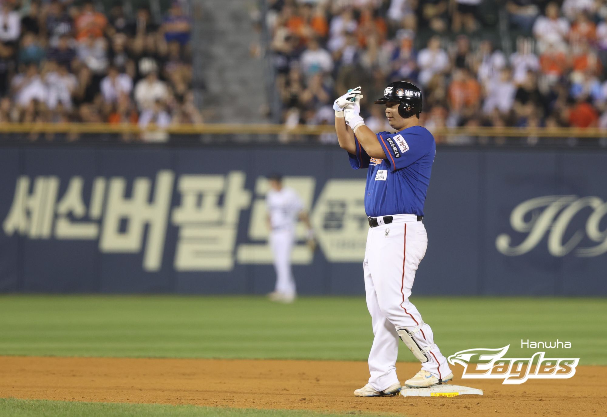 23일 서울 잠실구장에서 열린 2024 신한 SOL Bank KBO리그 한화 이글스와 두산 베어스의 경기, 한화가 7-4로 두산을 제압했다. 한화 노시환이 출루 후 세리머니를 하고 있다. 한화 이글스